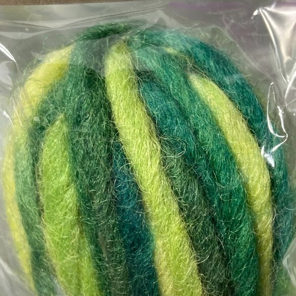 Dimensions Feltworks 100% Wool Pencil Roving Variegated Green Needle Felting - Picture 6 of 16
